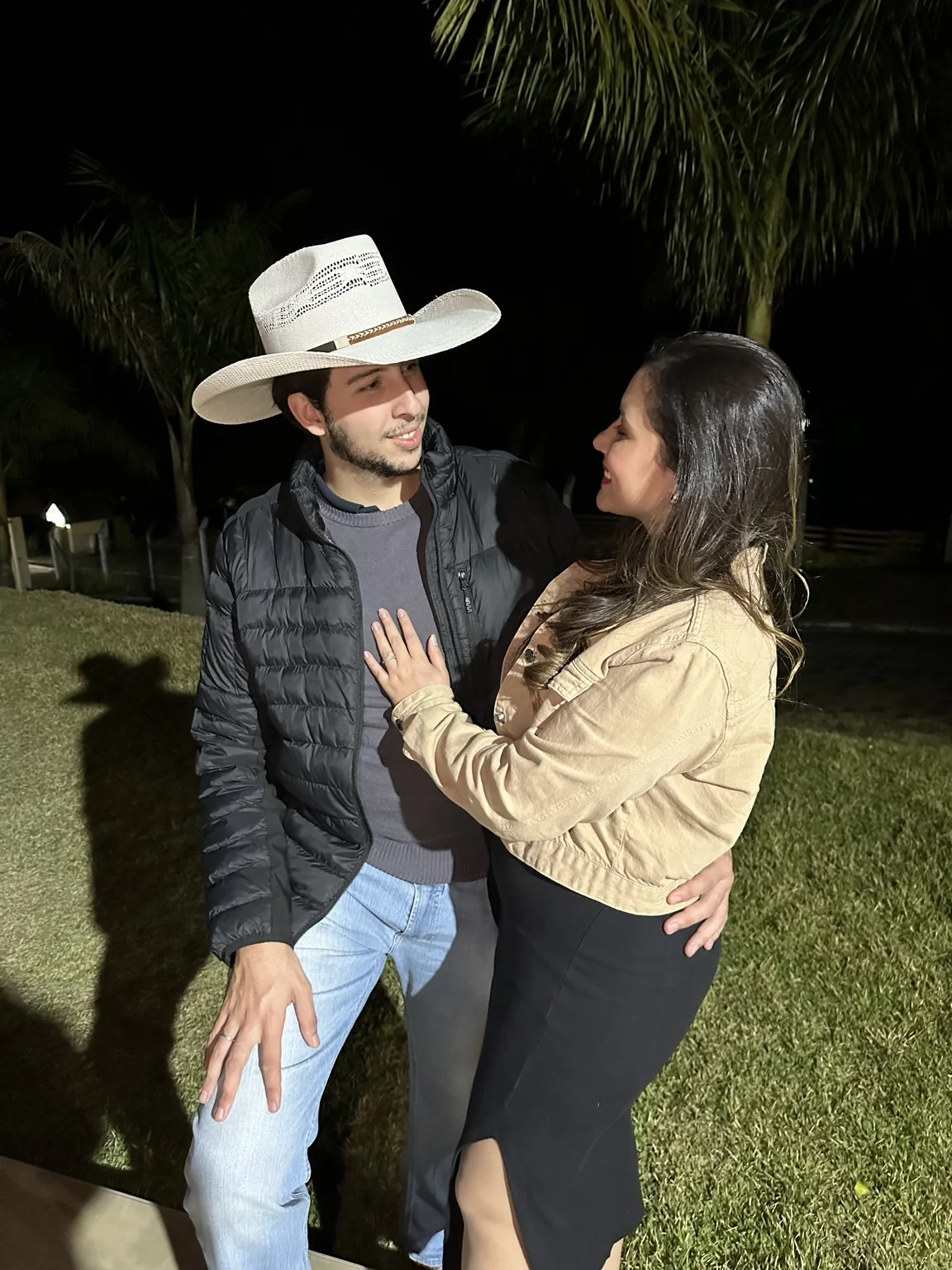 Foto do casal se olhando
