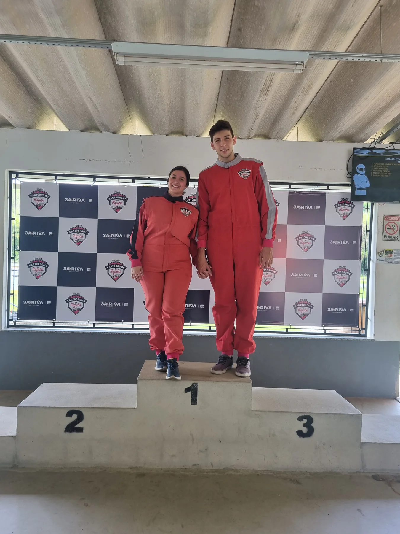 Casal no pódio do kart