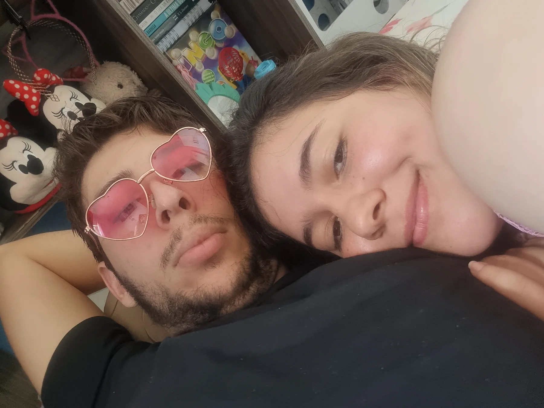 Casal brincando com óculos em formato de coração